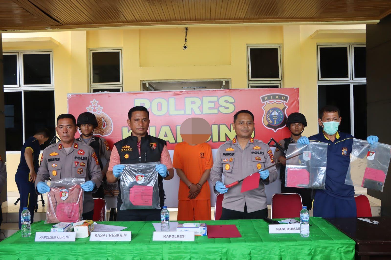 Kapolres menunjukkan sajam yang digunakan pelaku menghabisi korban