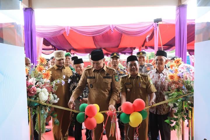 Wabup dan Lurah saat pengguntingan pita