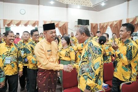 Bupati bersalaman dengan salah seorang pendeta